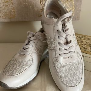 MICHAEL KORS SNEAKERS!
